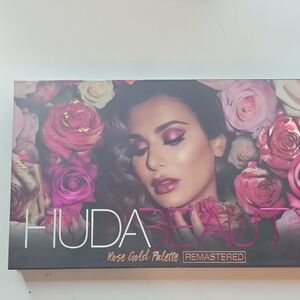 HUDA BEAUTY Rose Gold Palette Remastered with Pink and Gold Hues